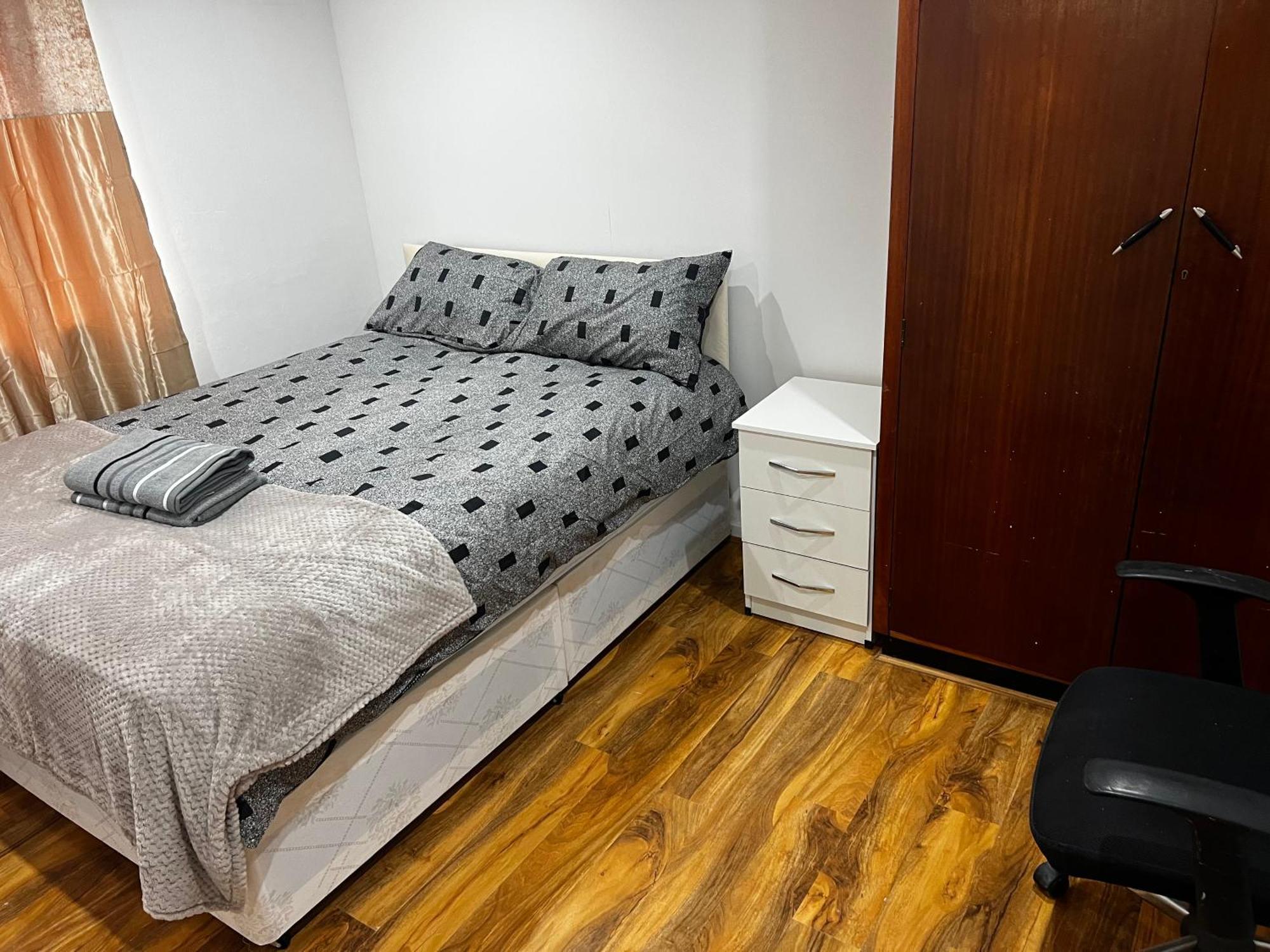 Guest house Good Priced Double Bed In Hayes
